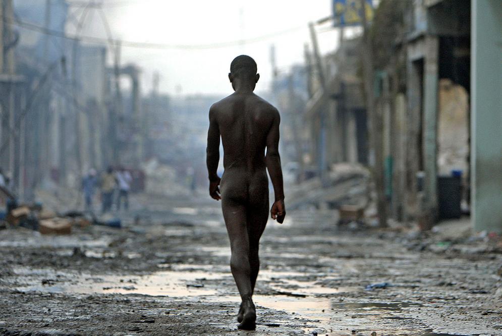 El hombre desnudo ante el desastre de Haiti 2010